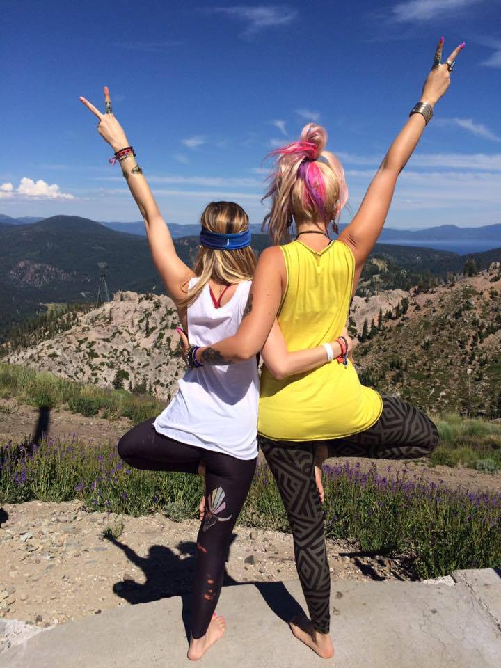 15 Easy Ways to Make New Friends at Yoga Class (For Real)